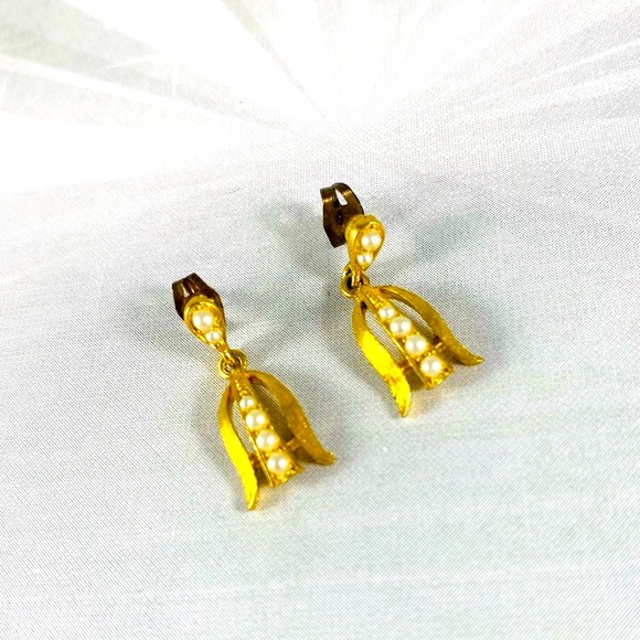Tiny vintage, gold tone, lily-of-the-valley pierce earrings with a little pearls - Picture 1 of 2